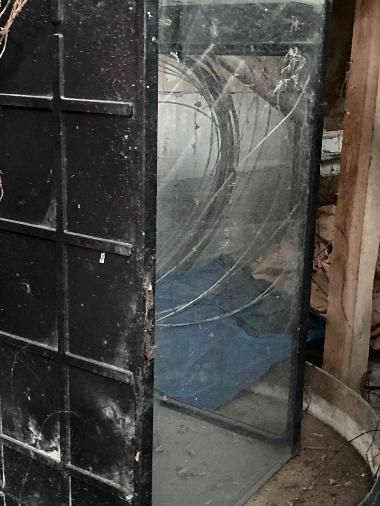 廃棄された水槽